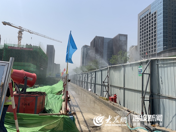 防尘罩、喷淋栏杆、雾炮除尘……济南多部门联合治扬尘建设工地大风天也不飞沙(图2)